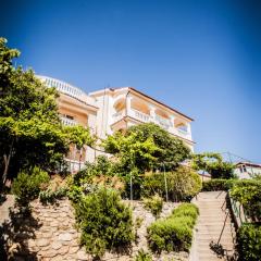 Holiday Home (186-5)