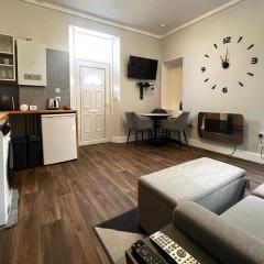 Ground Floor City Centre Apartment - Sky Sports & TNT Sports - Superfast WiFi - 3 beds - 2pm Check in - Long Stays Welcome