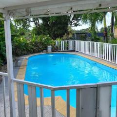 Bungalow cosy à Sainte-Rose, piscine et vue sur jardin.