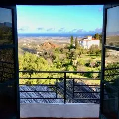 Cortijo de la Fuente con vistas impresionantes y playas a 20 minutos
