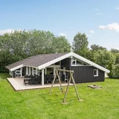 Pet Friendly Home In Væggerløse With Kitchen