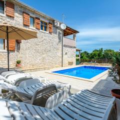 Two-Bedroom Holiday Home In Medancici