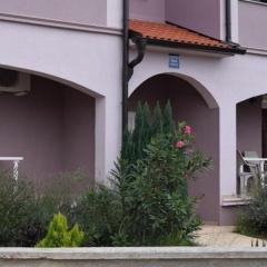 Ferienstudio mit großzügigem Doppelbett, eigener Terrasse und separatem Wohn- und Schlafzimmer