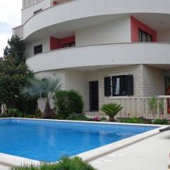 Moderne Ferienwohnung in Ližnjan mit Garten, Grill und Whirlpool