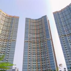 Serene and Best Location 2BR Gold Coast Apartment By Travelio