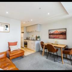 Stylish Modern Unit w Balcony and Pool Zodiak Stays