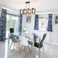 Deluxe 3 Bedroom 2 Bath House &Parking by CozyNest