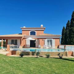 Ferienvilla mit Pool, Garten und Kinderspielplatz
