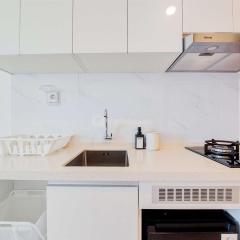 Restful and Cozy Studio Sky House Alam Sutera Apartment By Travelio