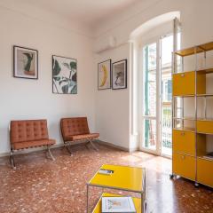 Fancy apartment bright with city and mountain view on an ancient staircase 5 mins to the station with 2 balcony with amazing city view