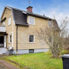 2 Bedroom Nice Apartment In Hultsfred