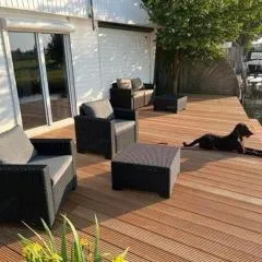 Ferienhaus Tami direkt am Wasser mit eigenem Bootsanlegesteiger