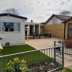 Chalet "la Casa Venti" mit 2 Schlafzimmer, überdachte Terrasse und eingezäunten Garten hundefreundlich 20 m bis zum Wasser