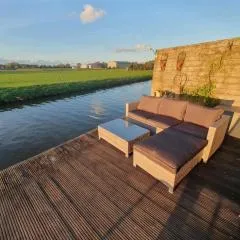 Chalet op Zee in Wervershoof mit Seeblick und Terrasse mit eigenen Zugang zum Wasser