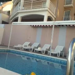 Moderne Ferienwohnung in Mimice mit gemeinsamem Pool, Grill und Terrasse und Meerblick
