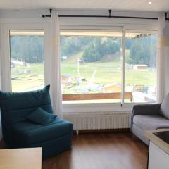 Studio Rénové avec Balcon Sud, Pistes & Commerces à Proximité - FR-1-787-59