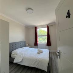 Walking Distance from Kew Bridge Train Station Modern 4 Bedroom Apartment