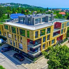 Sunny flat with pool