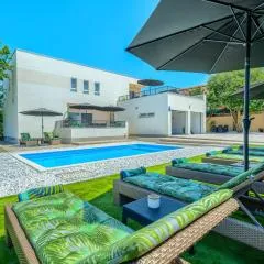 Luxury Villa Nikoma with heated pool and whirlpool