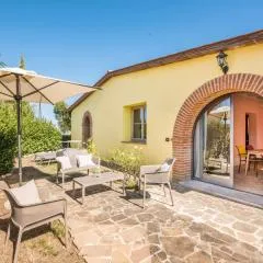 Chalet with common swimming-pool immersed in the Tuscan countryside