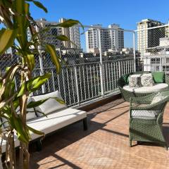 Cobertura Incrível, silenciosa e familiar com sala ampla, cozinha americana, 3 quartos, área gourmet, terraço aberto com churrasqueira e jacuzzi na Praia da Barra da Tijuca - Rio de Janeiro - apto inteiro só pra você