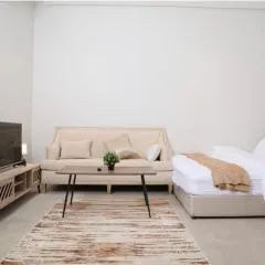 شقة بغرفتي نوم وصالة ودورتين مياه بالعارض قرب المطار بتسجيل وصول ذاتيTwo-bedroom apartment with living room and two bathrooms in Al-Aridh near the airport with self-check-in