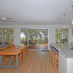 Beachside - Burrum Heads- Beachfront - 3BR- Wifi