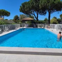 Villa 40m2 cosy avec piscine, clim, parking privé