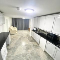 THE ROYAL BOUTIQUE HEATHROW LODGE by LONDON