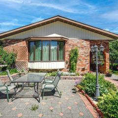 3BR2BA Dbl Garage Home Fenced yard near Downtown and YYC Pet OK