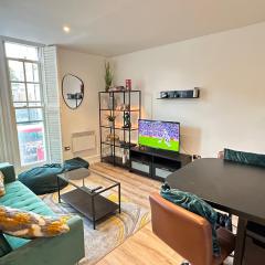Cosy High Street Apartment 30 seconds from station