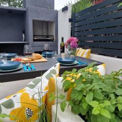 Private fenced garden with BBQ area minutes from the beach - Urban Secret Kantrida