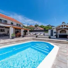 Holiday Home Luce with Pool - Happy Rentals