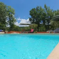 Maison familiale avec piscine et boulodrome dans le Luberon