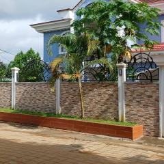 Duplex meublé 5 chambres, piscine, ménagère, voiture à louer Douala Yassa - Tigson