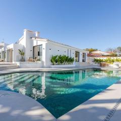 Villa Peman Luxurious Beachside Villa