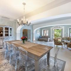 Abaye I Champagne Charm Adults Only