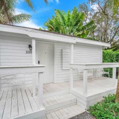 Renovated Grove Bungalow -near Coconut Grove