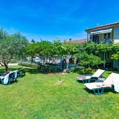 Apartments with parking space Fazana - 18334