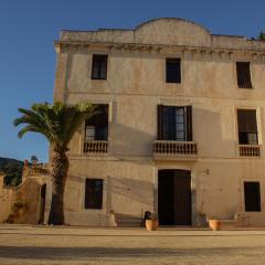 Can Rovira - Stunning Neoclassical Mansion, Just 20 min drive from Barcelona City Center, Ideal for groups and families