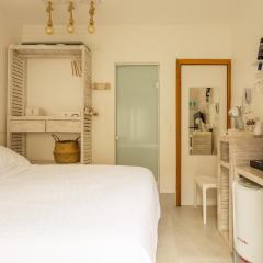 Petite Suite Juquehy - A 2 quadras do Mar - Pequena mas completa - 13 metros quadrados - Ar cond - Frigobar - Microondas - TV Smart - Serviço de Praia - Roupa cama e banho luxo - Wi Fi - Janelas e portas acústicas - Tudo Novo e cheiroso!