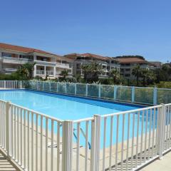 2P en RDJ dans résidence avec piscine et tennis, proche Cannes et commodités