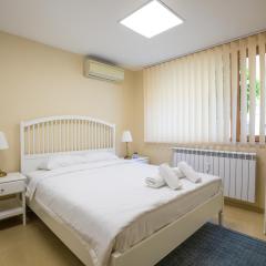 Bright 1BDR Apartment in Top Center