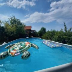 Green Idylle -Pyramid View