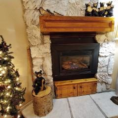 Valley Condo 111 - Dancing Bear Retreat - Creekside - WiFi - Hot Tub - Fireplace - Washer - Dryer - Playground