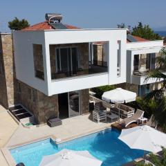 Villa Douglas - Private Pool, BBQ, 4Bdrms, View