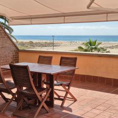 AT019 Vistas frontales de la playa, con piscina