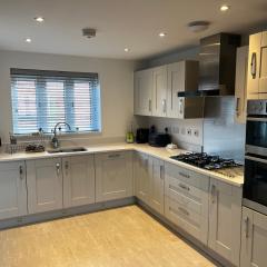 Brackley near Silverstone Grand Prix 3 double bed family home