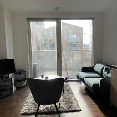 Modern 1 Bedroom Apartment with Balcony in Surrey Quays