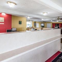 Econo Lodge Byron near Historic District - Warner Robins